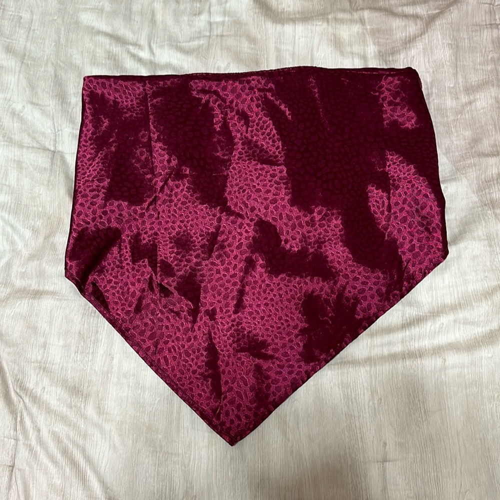 ee:some maroon top
